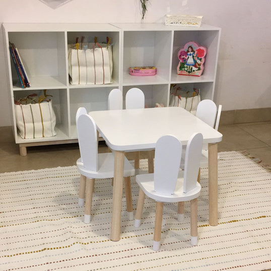 MESA CUADRADA CON 4 SILLAS DE CONEJO COLOR BLANCO