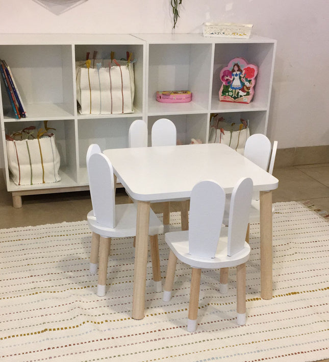MESA CUADRADA CON 4 SILLAS DE CONEJO COLOR BLANCO