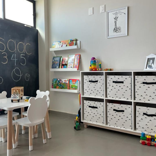 MESA CUADRADA CON 4 SILLAS DE OSOS COLOR BLANCO