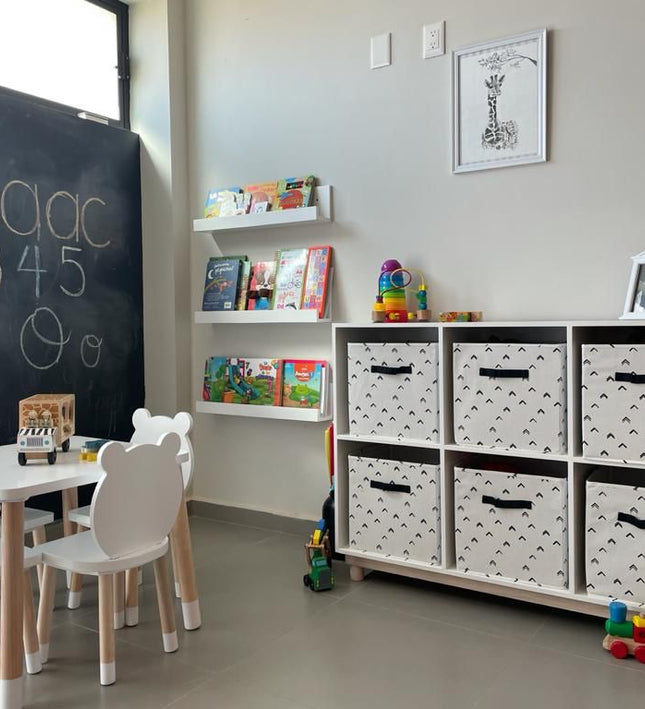 MESA CUADRADA CON 4 SILLAS DE OSOS COLOR BLANCO