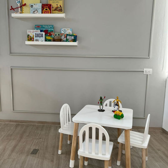 MESA CUADRADA CON 4 SILLAS DE REJILLA COLOR BLANCO