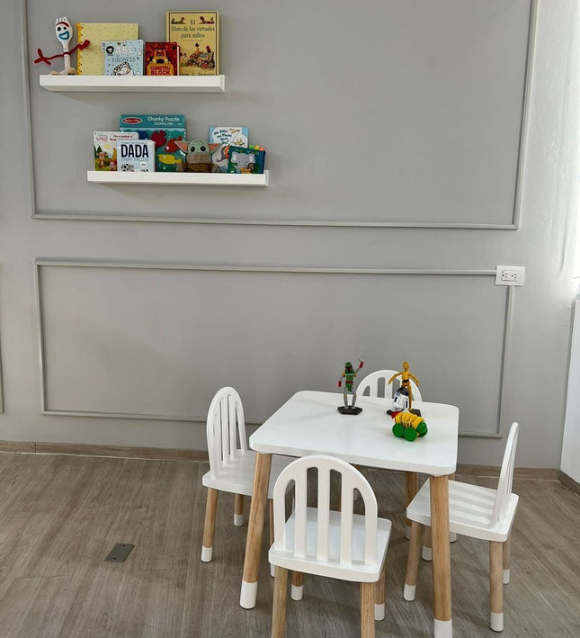 MESA CUADRADA CON 4 SILLAS DE REJILLA COLOR BLANCO